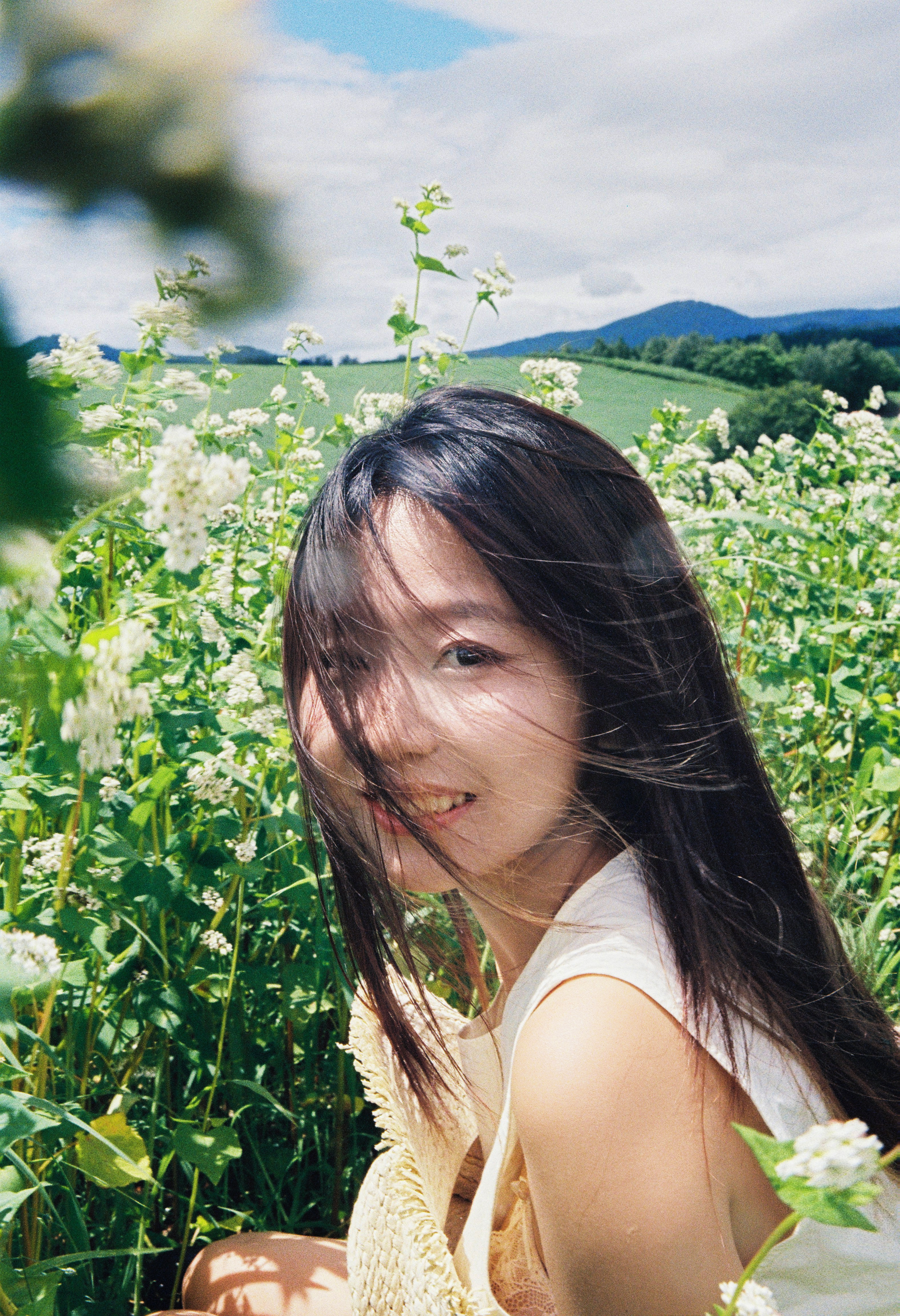 美瑛白花间的夏日女生特写