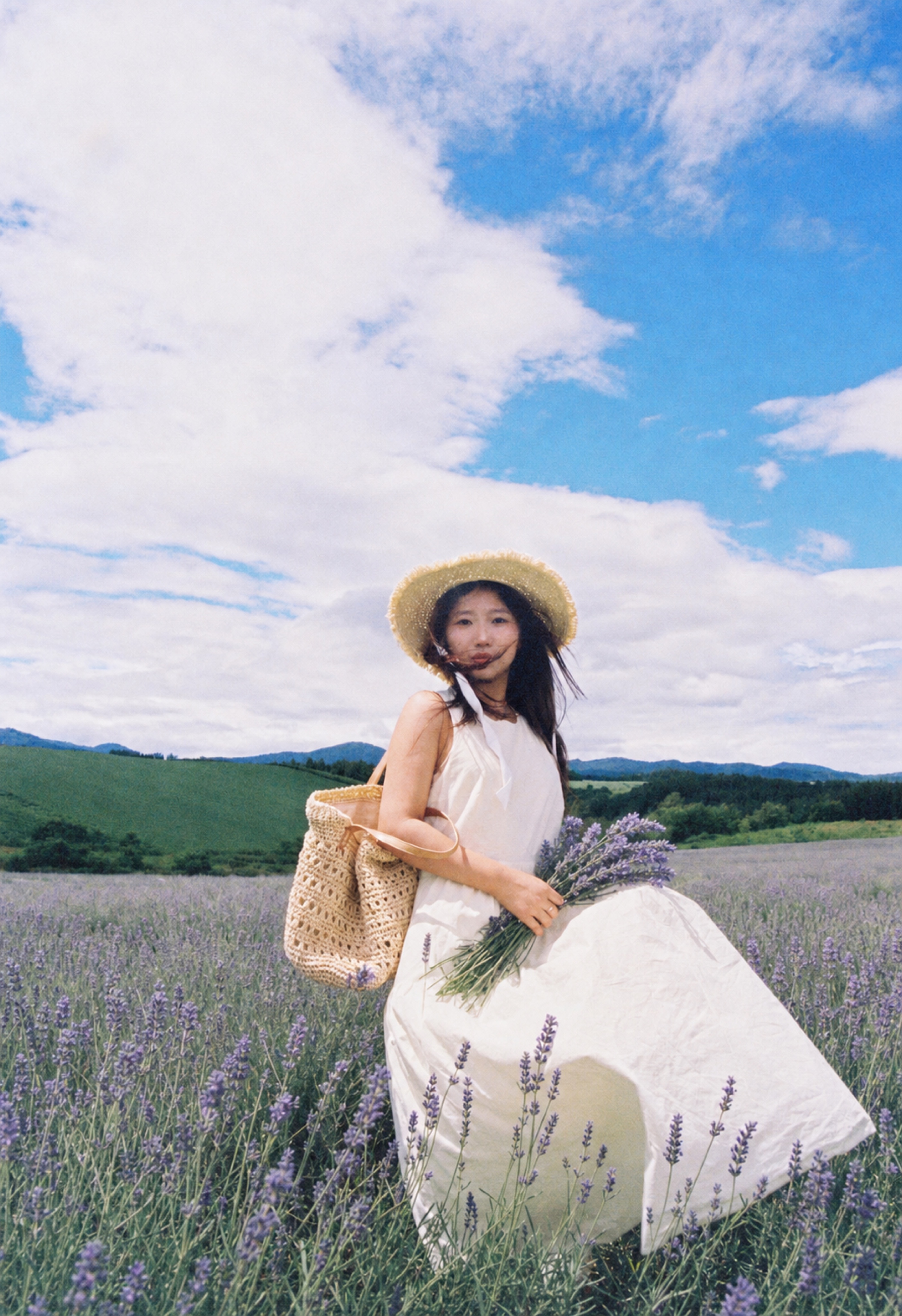 薰衣草色花田与草帽女生人像