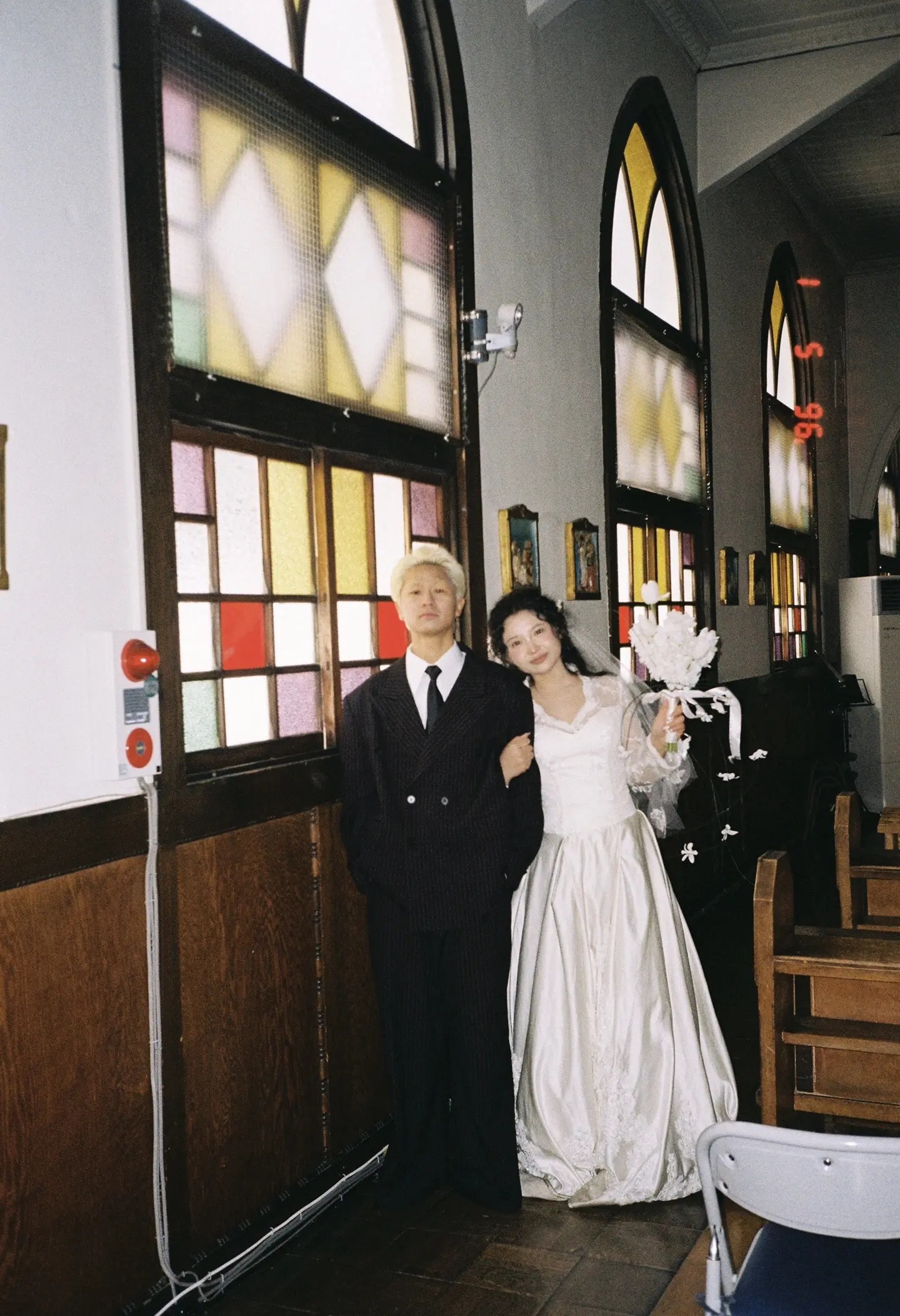 北海道礼堂彩色玻璃门前的恋人婚纱照