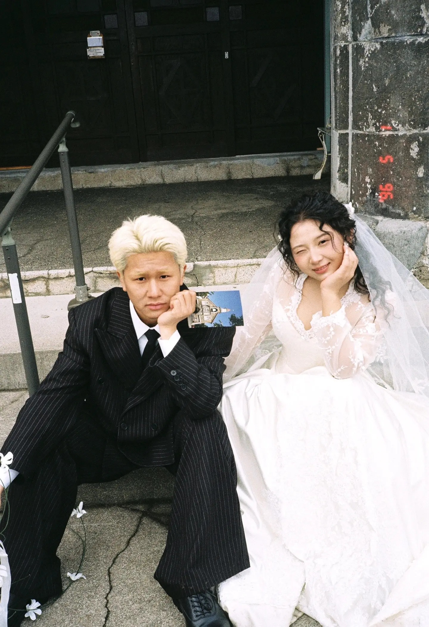 北海道礼堂外坐着的恋人纪实婚纱照