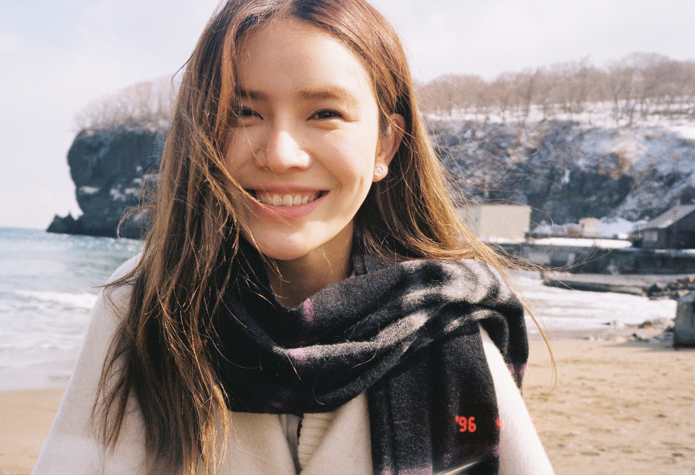北海道冬季海边自然微笑的恋人肖像