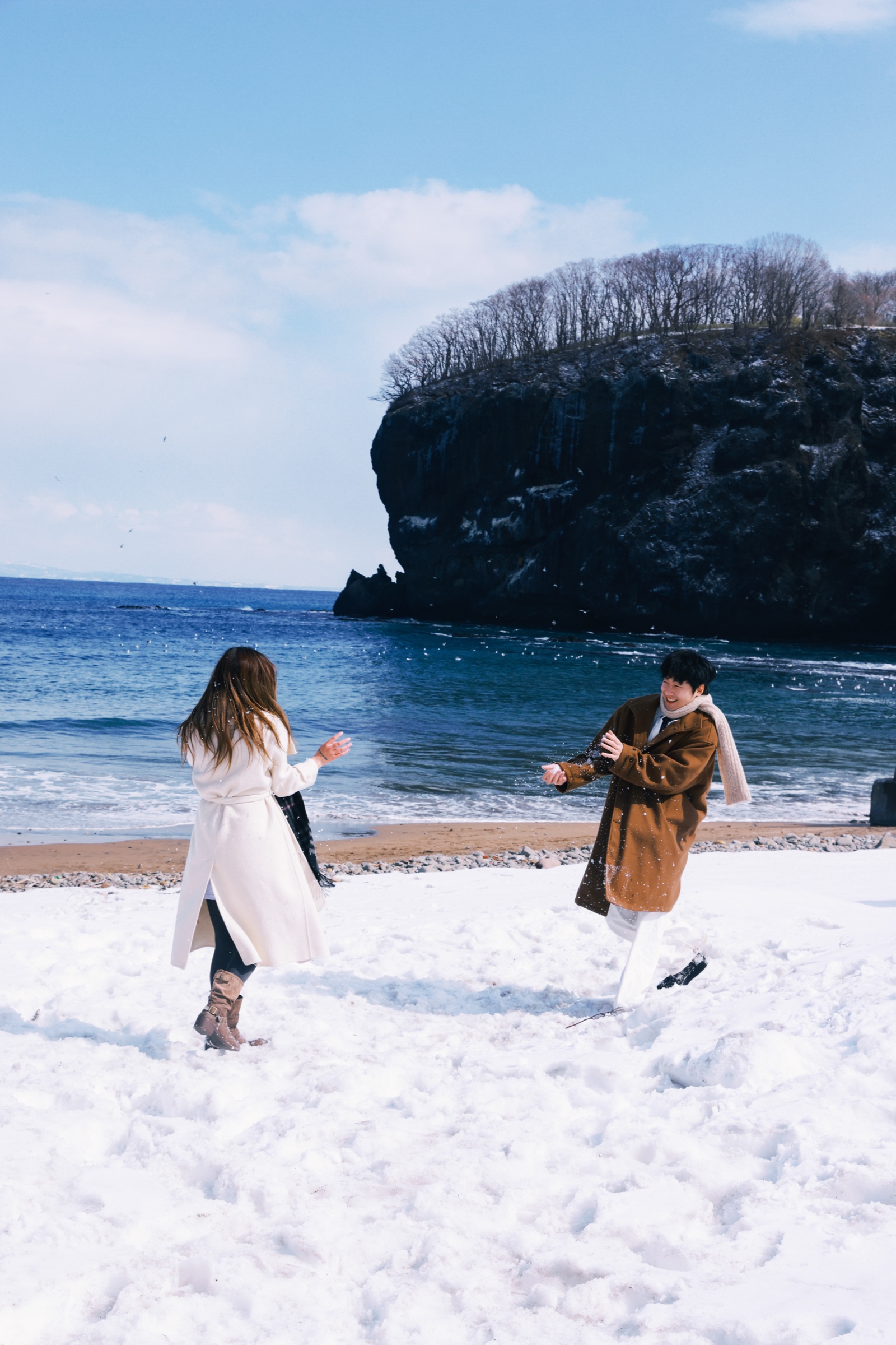 北海道雪地海边奔跑的恋人旅拍