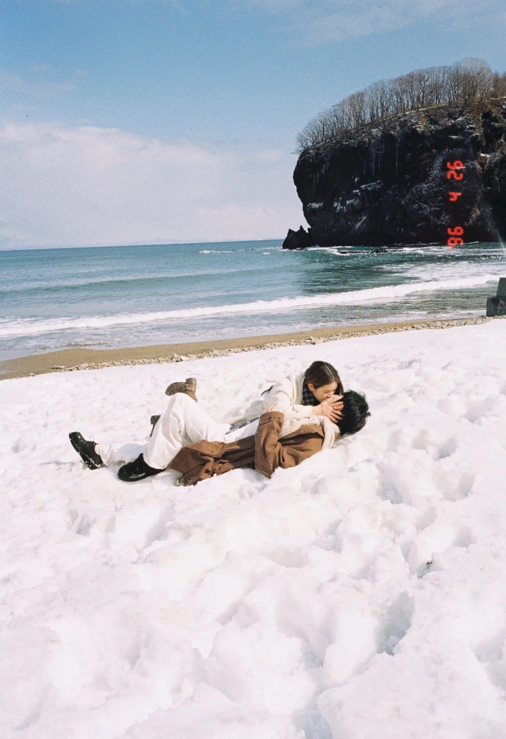北海道海边雪地里相拥的情侣写真