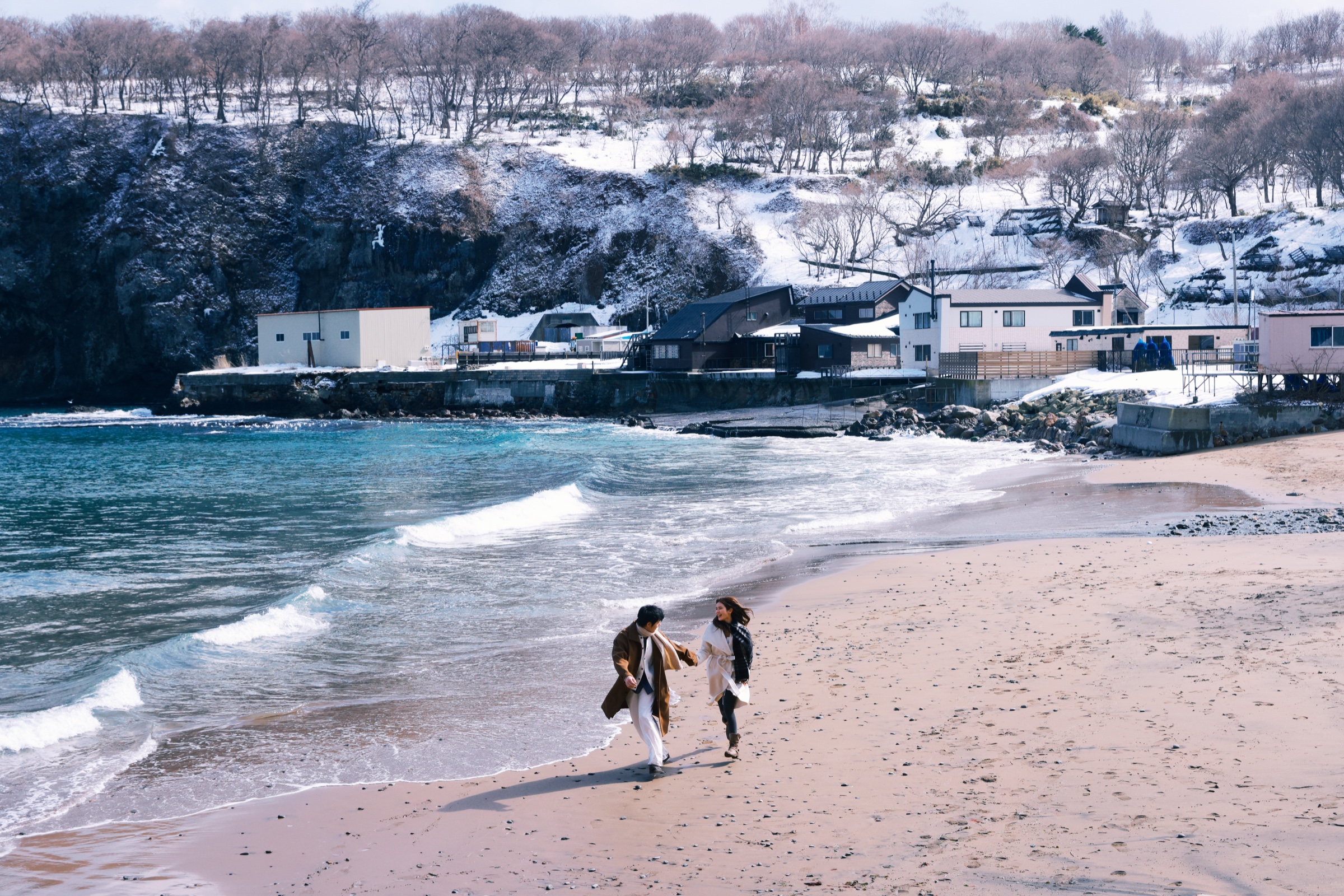 北海道冬季海岸线与雪地恋人远景