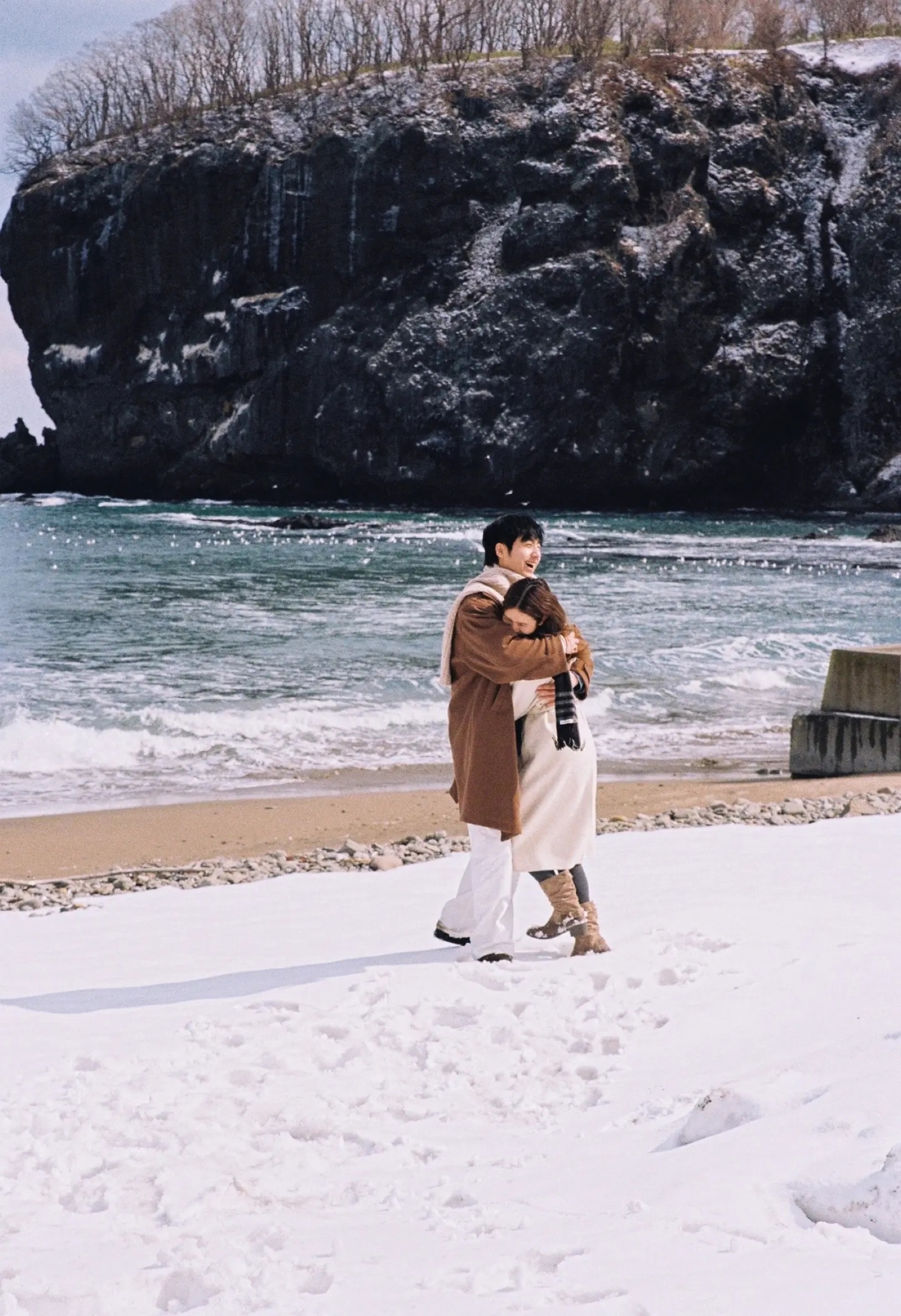 北海道雪天海边拥抱的恋人写真