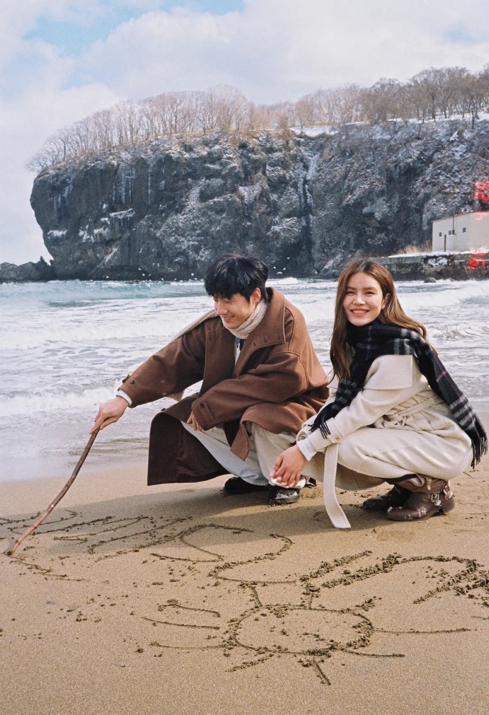 北海道雪天海边写字的情侣旅拍