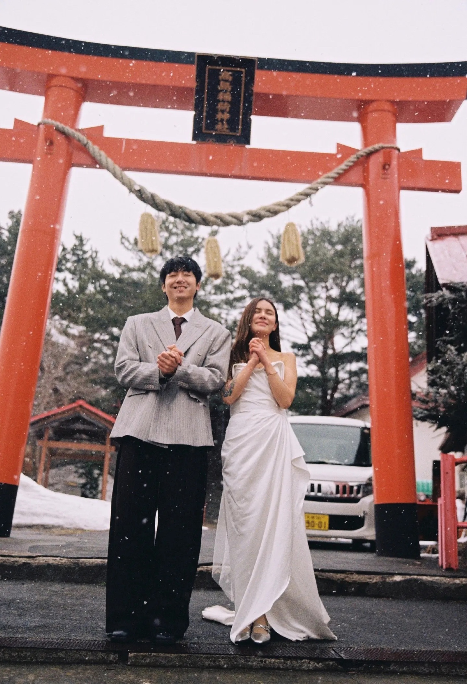 日本北海道红色鸟居下的婚纱照