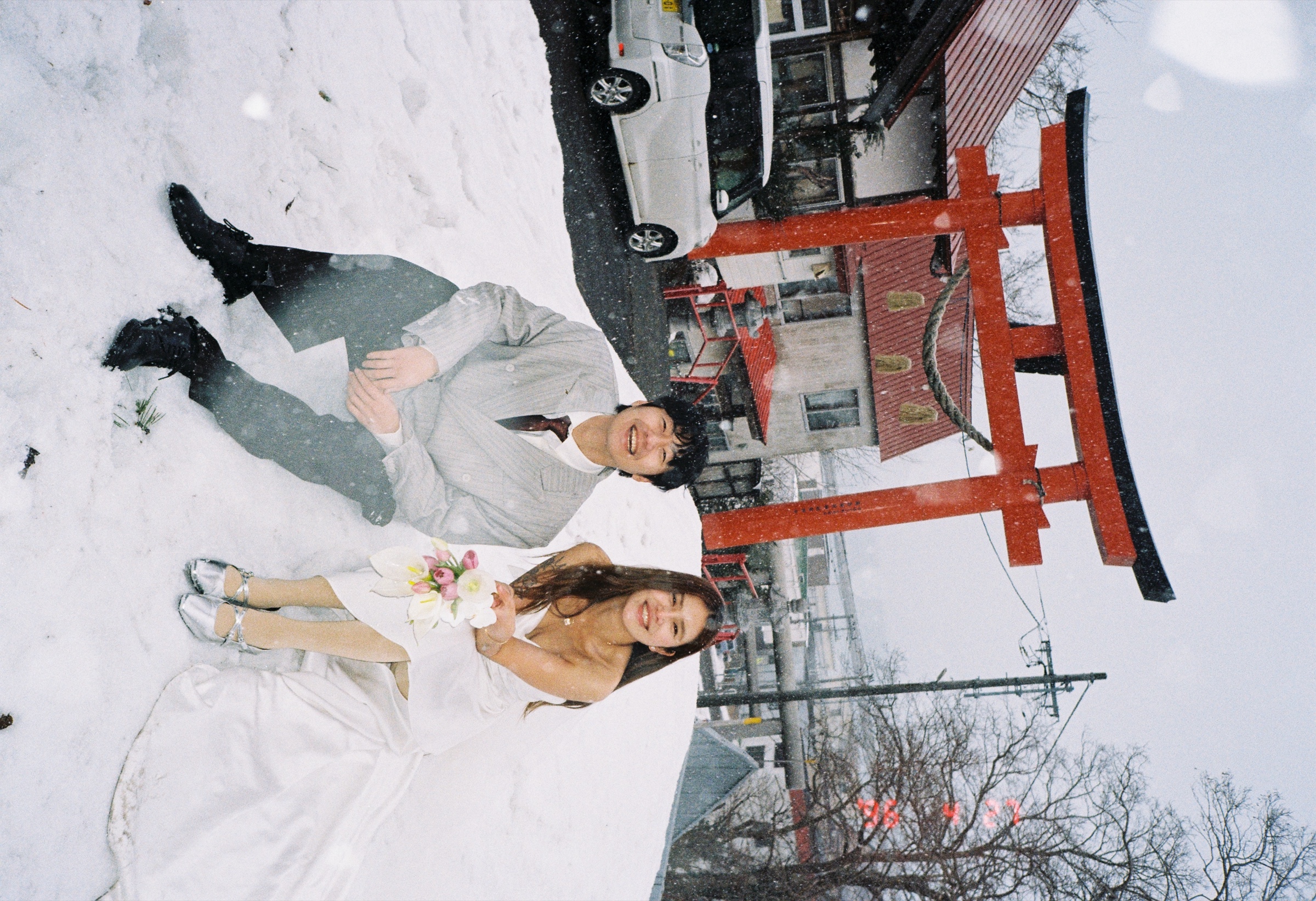 北海道雪地鸟居旁坐着的恋人婚纱照