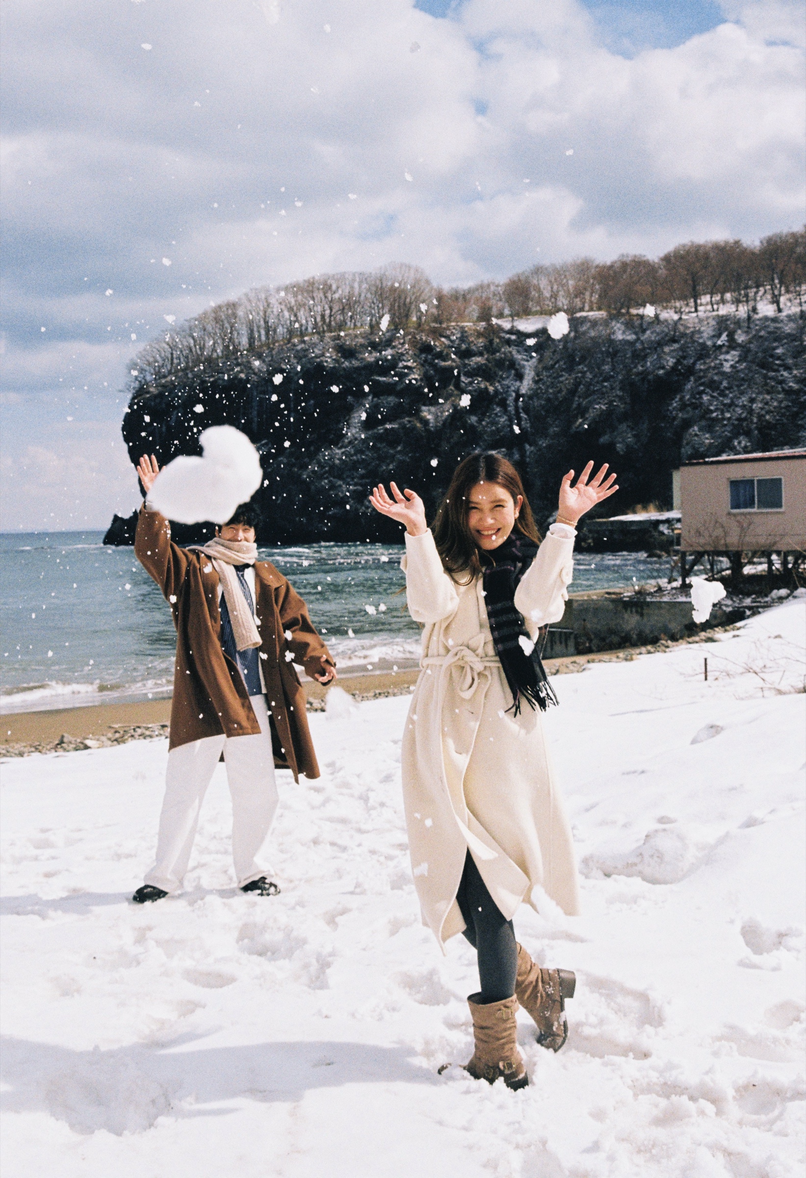 北海道海边雪地打雪仗的恋人旅拍
