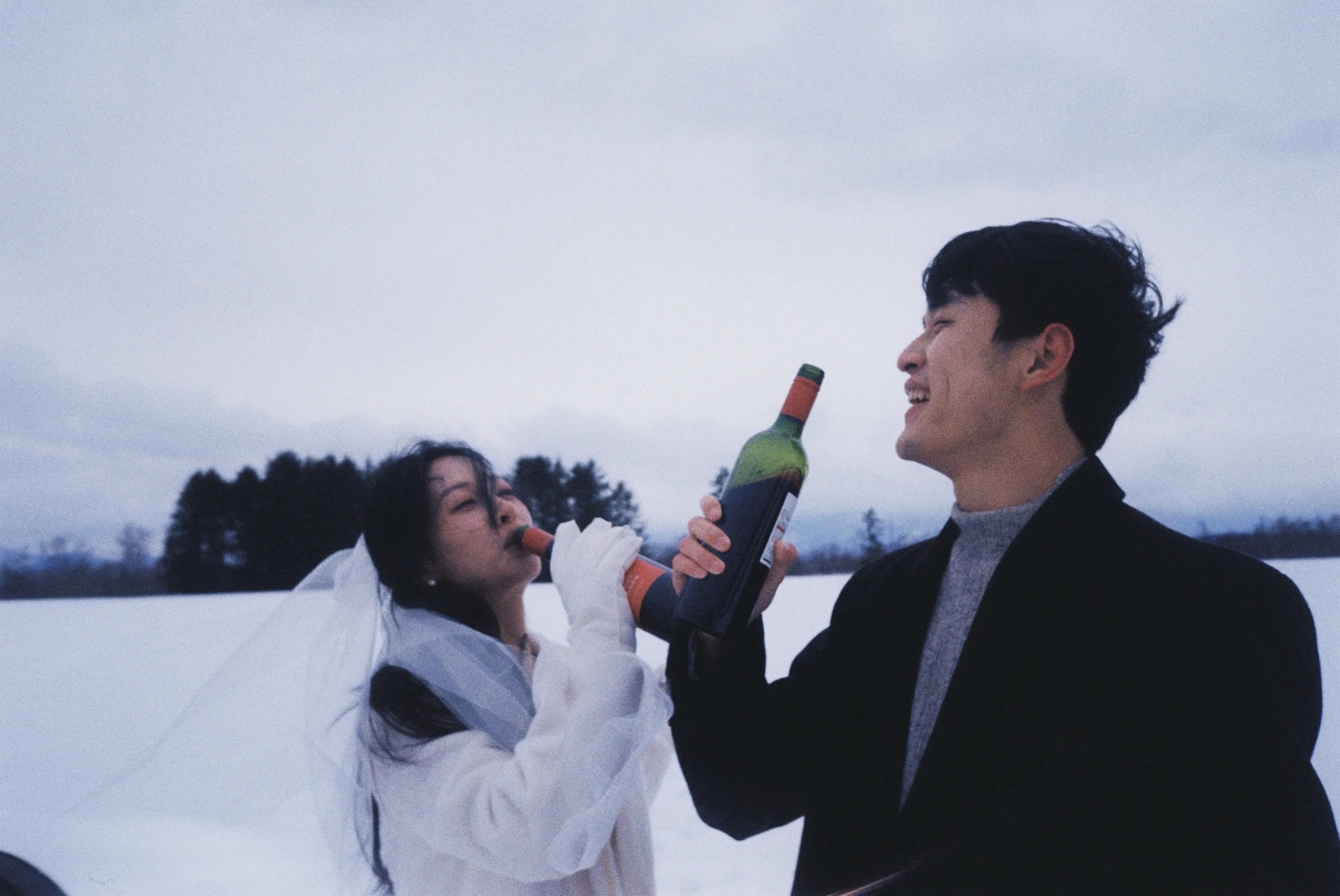 北海道雪地婚纱旅拍中的轻松互动