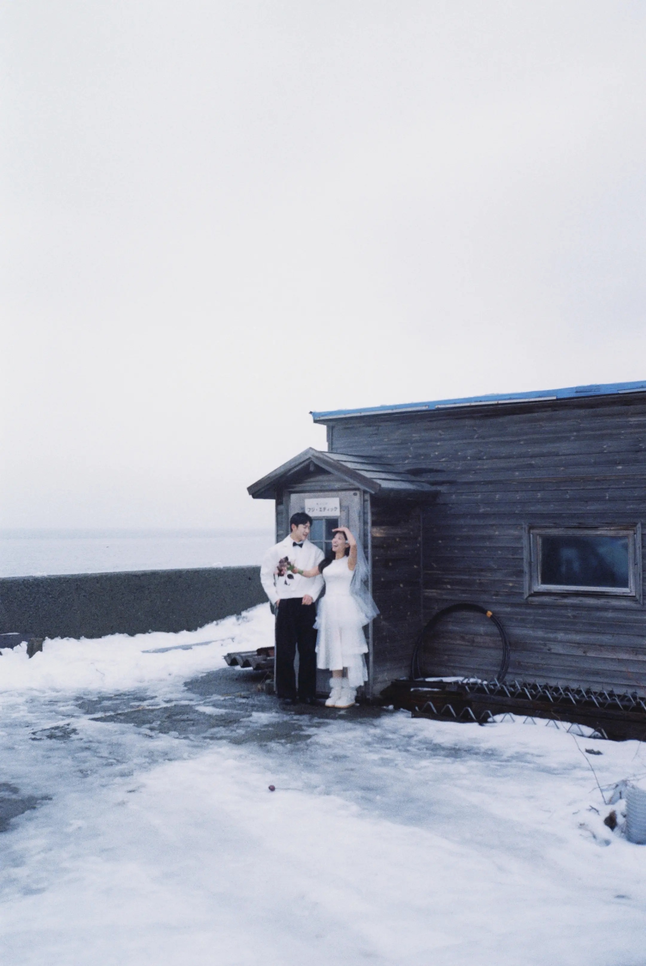 雪地木屋前的北海道情侣写真