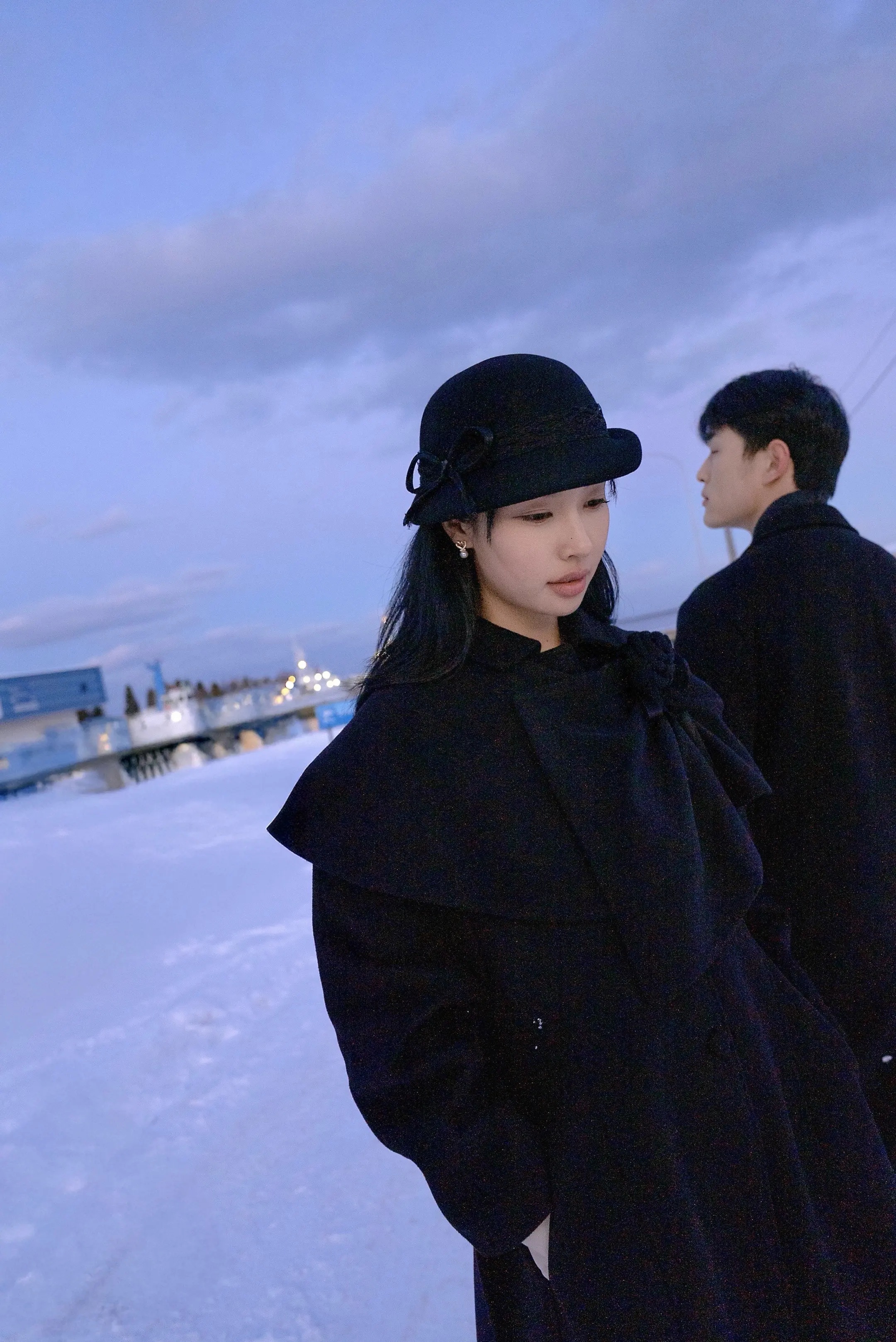 蓝调雪景中的情侣街拍