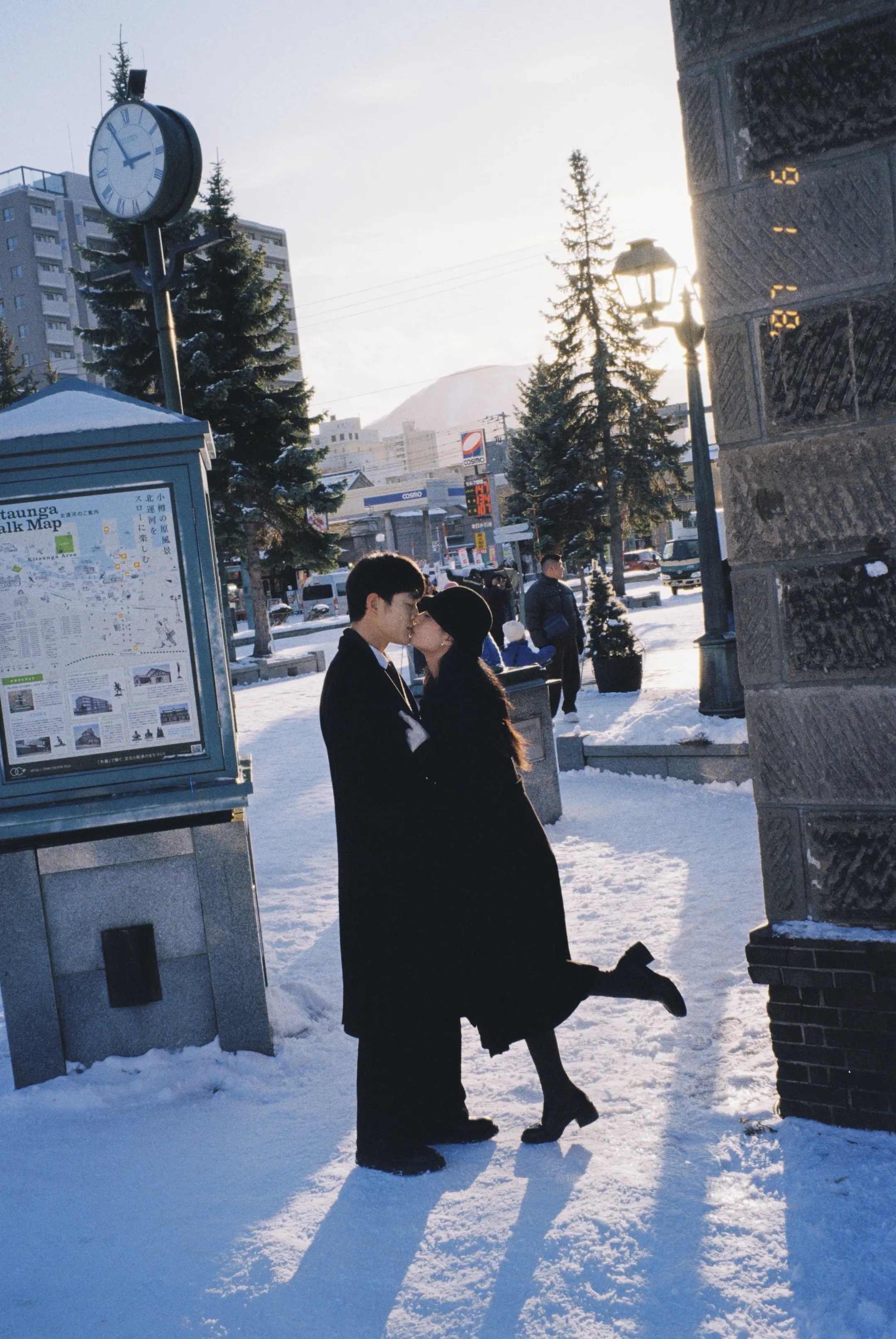 北海道街角雪景中的情侣收束画面