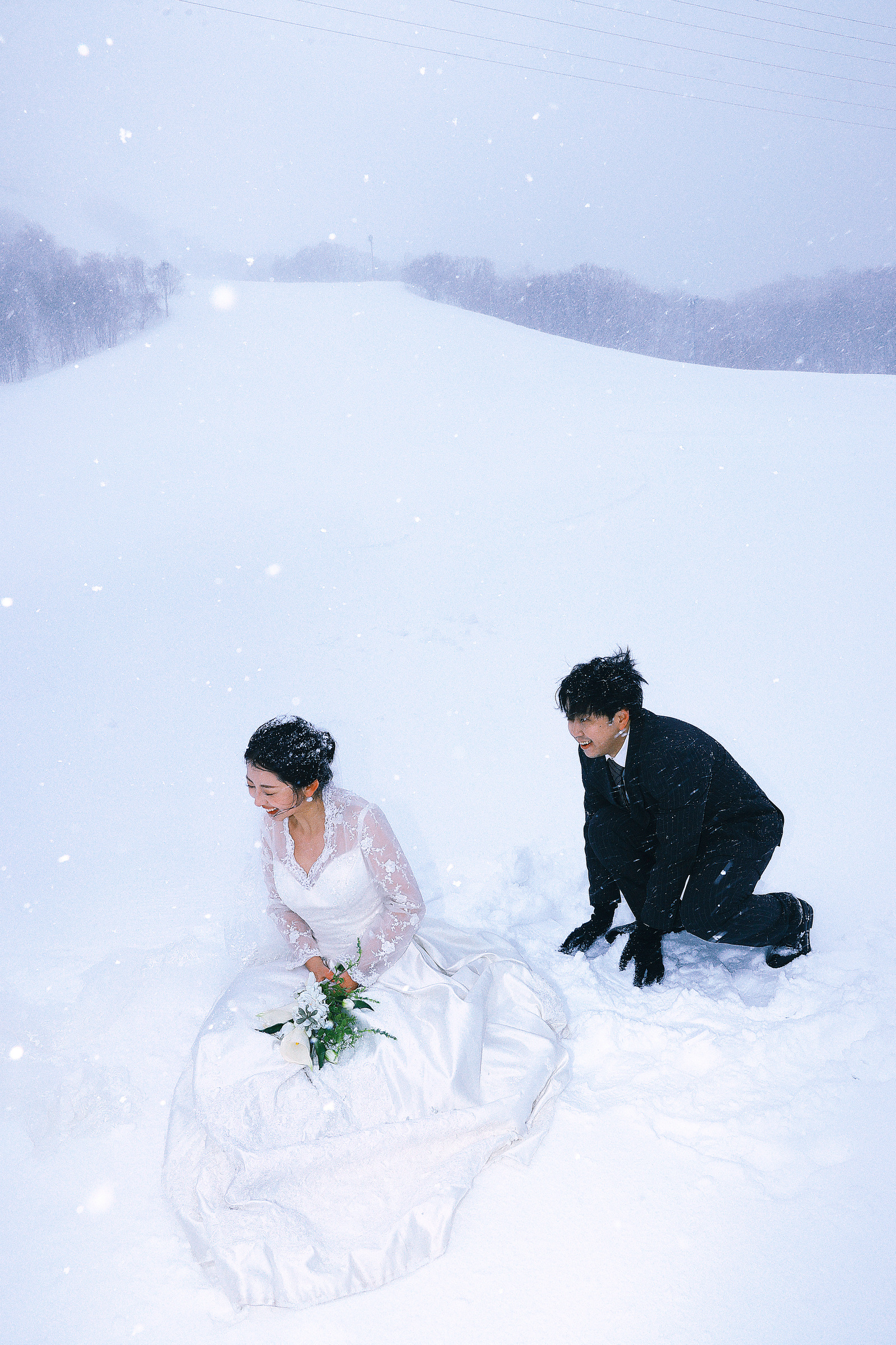 北海道雪坡上的婚纱远景