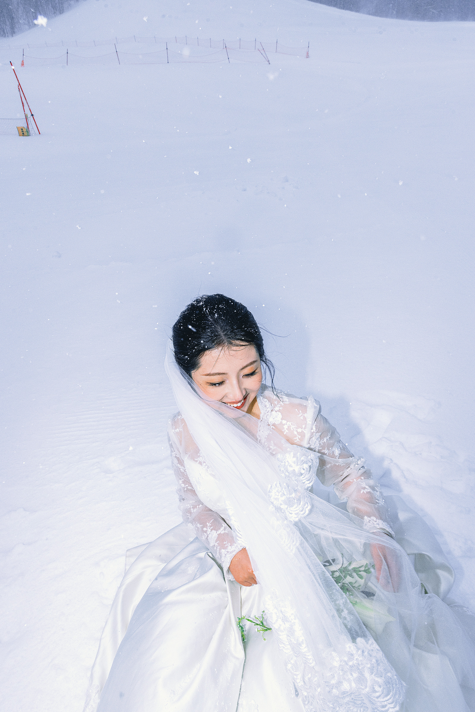 雪景中的新娘近景