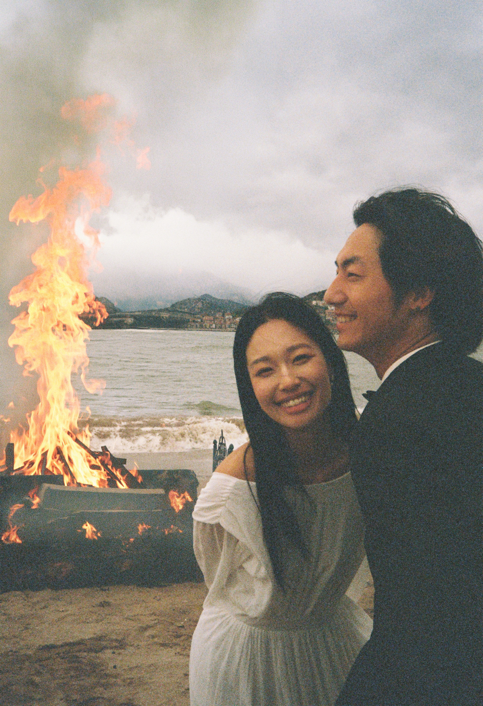 青岛海边婚纱创作中相依微笑的恋人
